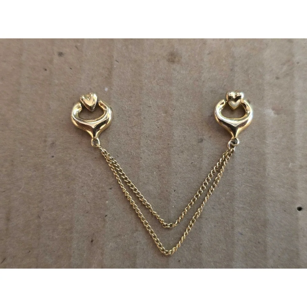 Gold Tone Double Heart Dangler Chain Vintage Accessory lapel vest hat pin E31
